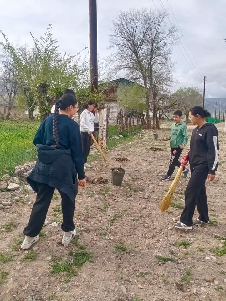 "Өнегелі ұрпақ" апталығы Ардагерлер мен қарттар үйлерінің ауласын тазалау,абаттандыру жеке үйлерінің қоршауларын бояу жұмыстары жүреді